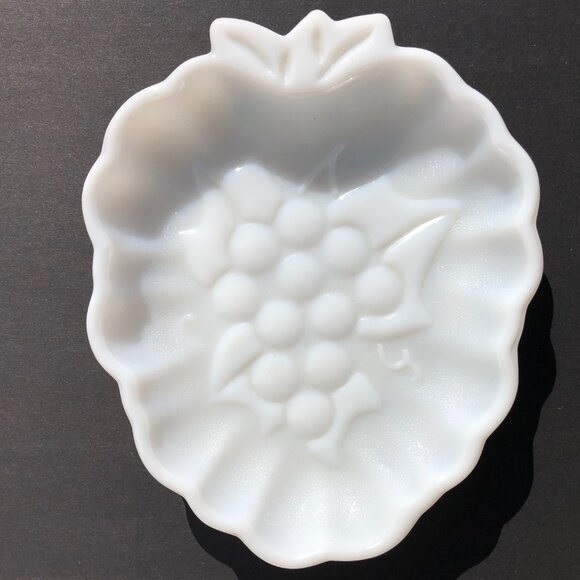 Vintage Hazel Atlas Milk Glass Candy Dish Grape Cluster Bunch Shaped Textured - Picture 2 of 8